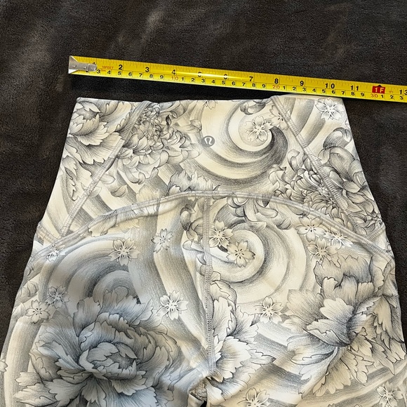 Lululemon cropped leggings, lightly used, size 4 - Picture 4 of 5